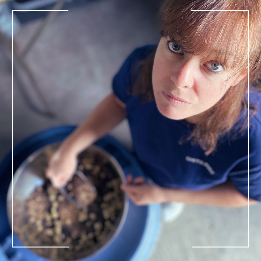 Portrait de Anne préparant des plantes pour une mécération